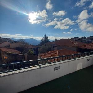 een uitzicht vanaf het balkon van een huis met de hemel bij Casa da Fonte in Peso da Régua