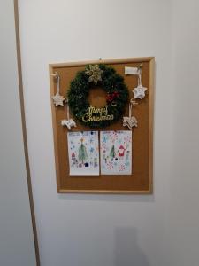 una puerta con una tarjeta de Navidad colgando en ella en Apartman Lenka Villa Mont Jahorina, en Jahorina