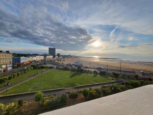 Blick auf den Strand mit Sonnenuntergang in der Unterkunft Sunset Point Apts - Blue Horizon Suite in Margate