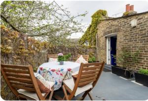 una mesa y dos sillas sentadas en un patio en Stylish room with private bath and terrace in centrally located Clapham en Londres