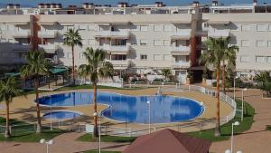 una vista aérea de una piscina frente a un edificio en ATICO DE LUJO EN NOVA ALMENARA a 150 metros de Playa Casablanca Relax on the Beache en Barrio-Mar