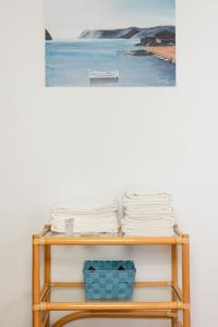 een stapel gevouwen handdoeken op een plank naast een muur bij Hostal el Ranxo in Cadaqués