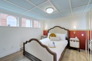 Krevet ili kreveti u jedinici u okviru objekta Victoria's Parliamentary Suite with Private Rooftop Patio & Harbour View
