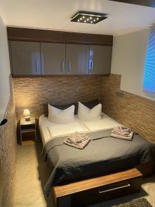 ein Schlafzimmer mit einem Bett mit Handtüchern darauf in der Unterkunft Pension Schlossidyll in Wernigerode
