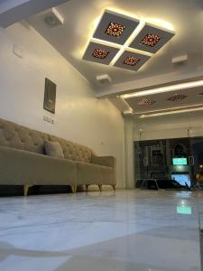 sala de estar con sofá y TV en Safwat Alshindi Hotel, en Medina