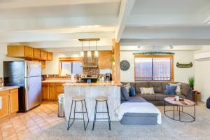 Kuchyň nebo kuchyňský kout v ubytování Bend Home with Fire Pit, 4 Mi to High Desert Museum!