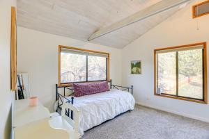 Postel nebo postele na pokoji v ubytování Bend Home with Fire Pit, 4 Mi to High Desert Museum!