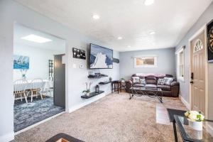 uma sala de estar com um sofá e uma mesa em Pet Friendly Millcreek Home Close to Downtown/Mtns em Salt Lake City