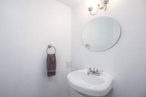 Bilik mandi di Pet Friendly Millcreek Home Close to Downtown/Mtns +26 gambar