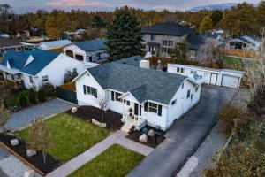 una vista aérea de una casa blanca en Pet Friendly Millcreek Home Close to Downtown/Mtns en Salt Lake City