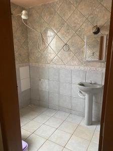 La salle de bains est pourvue d'un lavabo et de toilettes. dans l'établissement CASA NA SERRA, à São Roque de Minas