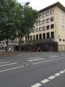 una strada vuota di fronte a un edificio di M&A Cityhotel Hildesheim a Hildesheim