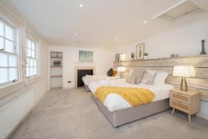 um quarto grande com 2 camas e uma lareira em The Haze House - 4 Bed Townhouse em Bath