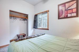 Легло или легла в стая в Townsend Cottage on UTV and Snowmobile Trail!