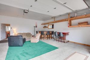 - un salon avec un tapis vert au sol dans l'établissement Townsend Cottage on UTV and Snowmobile Trail!, 
