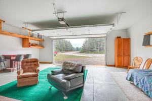 - un salon avec un canapé et une chaise dans l'établissement Townsend Cottage on UTV and Snowmobile Trail!, 
