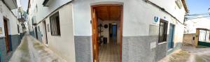 カソルラにあるCasa Estilo Vintage en Cazorlaの木の扉のある建物の廊下