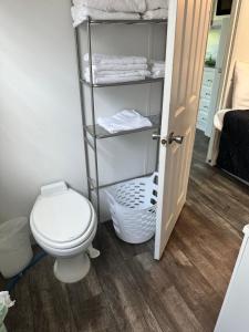 uma casa de banho com WC e uma prateleira com toalhas em Aqua Lodges At Hurricane Hole Marina em Key West