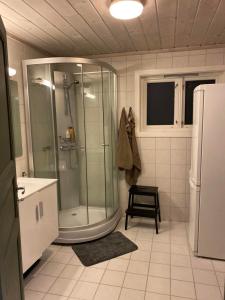 a bathroom with a shower and a stool in it at Familievennlig 2 mannsbolig Hemsedal Sentrum in Hemsedal