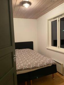a small bedroom with a bed and a window at Familievennlig 2 mannsbolig Hemsedal Sentrum in Hemsedal