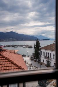 uma vista para uma massa de água a partir de uma janela em Delago em Ohrid