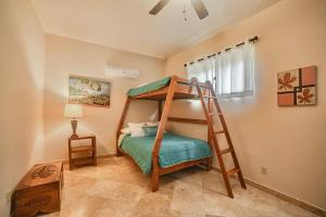 Llit o llits en una habitació de Red Frog Beach Island Resort