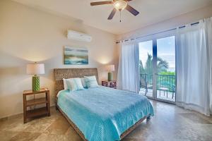 - une chambre avec un lit bleu et un balcon dans l'établissement Red Frog Beach Island Resort, à Bocas del Toro