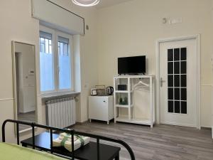 a living room with a couch and a tv at Il Ponte a Vapore Guest House in SantʼAnastasia