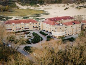 uma vista aérea de um edifício resort com um parque de estacionamento em Domein Westhoek em Oostduinkerke