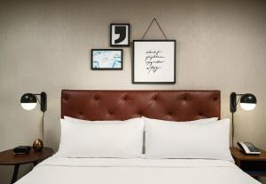 Four Points by Sheraton San Jose Downtown客房内的一张或多张床位