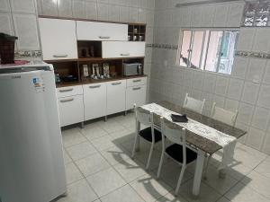 A kitchen or kitchenette at Hospede-se - Quarto Suite