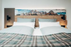 Postel nebo postele na pokoji v ubytování Living Mountain Tannheim