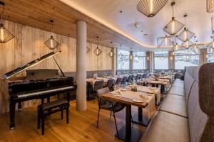 Un restaurante u otro lugar para comer en Postresidenz am See