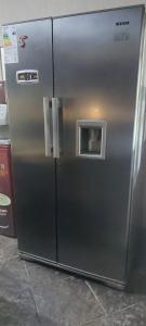 einen Kühlschrank aus Edelstahl in der Küche in der Unterkunft La Clarita , hospedaje boutique de descanso in Francisco Álvarez