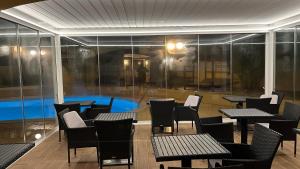 a restaurant with tables and chairs and a pool at Quinta Nova Vale Del Rey in Carvoeiro