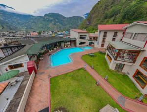 - une vue aérienne sur un complexe avec une piscine dans l'établissement Sangay Spa Hotel, à Baños