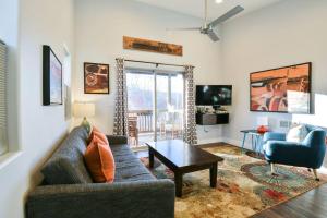 Televisyen dan/atau pusat hiburan di Moab Digs - Your Downtown Basecamp!