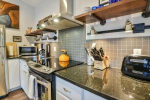 Dapur atau dapur kecil di Moab Digs - Your Downtown Basecamp!