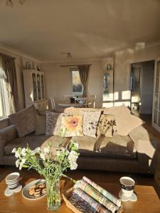 ein Wohnzimmer mit einem Sofa und einem Tisch in der Unterkunft Meadow View in Haverfordwest