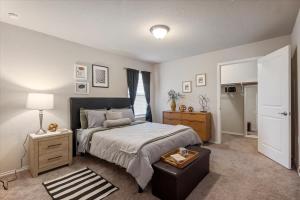 um quarto com uma cama, uma cómoda e uma mesa em Pelican Crossing em San Antonio