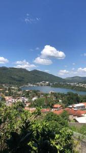 a view of a town with a lake and a city at Casa para temporada, represa Bortolan Poços de Caldas in Poços de Caldas