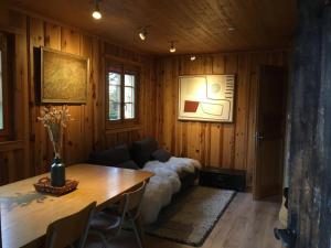 een woonkamer met een bank en een tafel bij Traditional chalet in the heart of nature in Sarreyer
