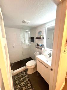 La salle de bains est pourvue de toilettes et d'un lavabo. dans l'établissement Sapphire Shores- Oceanfront at Symphony Beach Club, à Ormond Beach