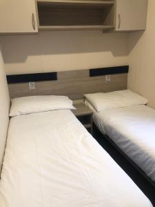 Postel nebo postele na pokoji v ubytování Luxury 3 bedroom caravan between Perranporth and Newquay, Cornwall + 15 fotografií