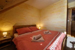 um quarto com uma cama com dois chapéus em Penzión pod Magurou em Slovenská Ves