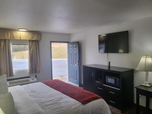 Televizors / izklaižu centrs naktsmītnē Pinetree Inn
