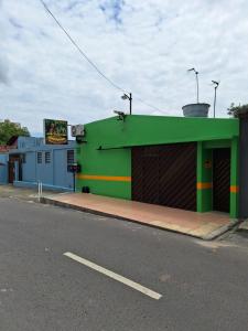 un edificio verde al lado de una calle en Apart Hotel - Alter Temporada, en Manaus