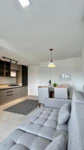 Kuchyň nebo kuchyňský kout v ubytování Condomínio Vista Atlântico - Apartamento Novo - Próximo à Praia - Vista Mar - Área de Lazer