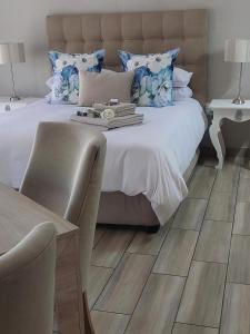 um quarto com uma cama e piso em madeira em Bella Rosa em Potchefstroom
