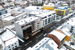 une vue aérienne sur une ville avec des bâtiments dans l'établissement R64 Premium Apartments, à Tartu